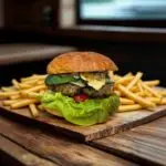 Wiesenheld Burger mit Pommes auf Holztisch